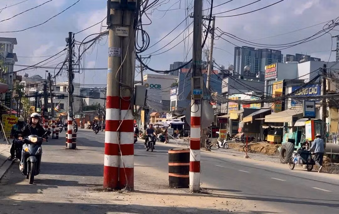Thót tim vượt gần 200 “chướng ngại vật” trên đường Nguyễn Thị Định -4