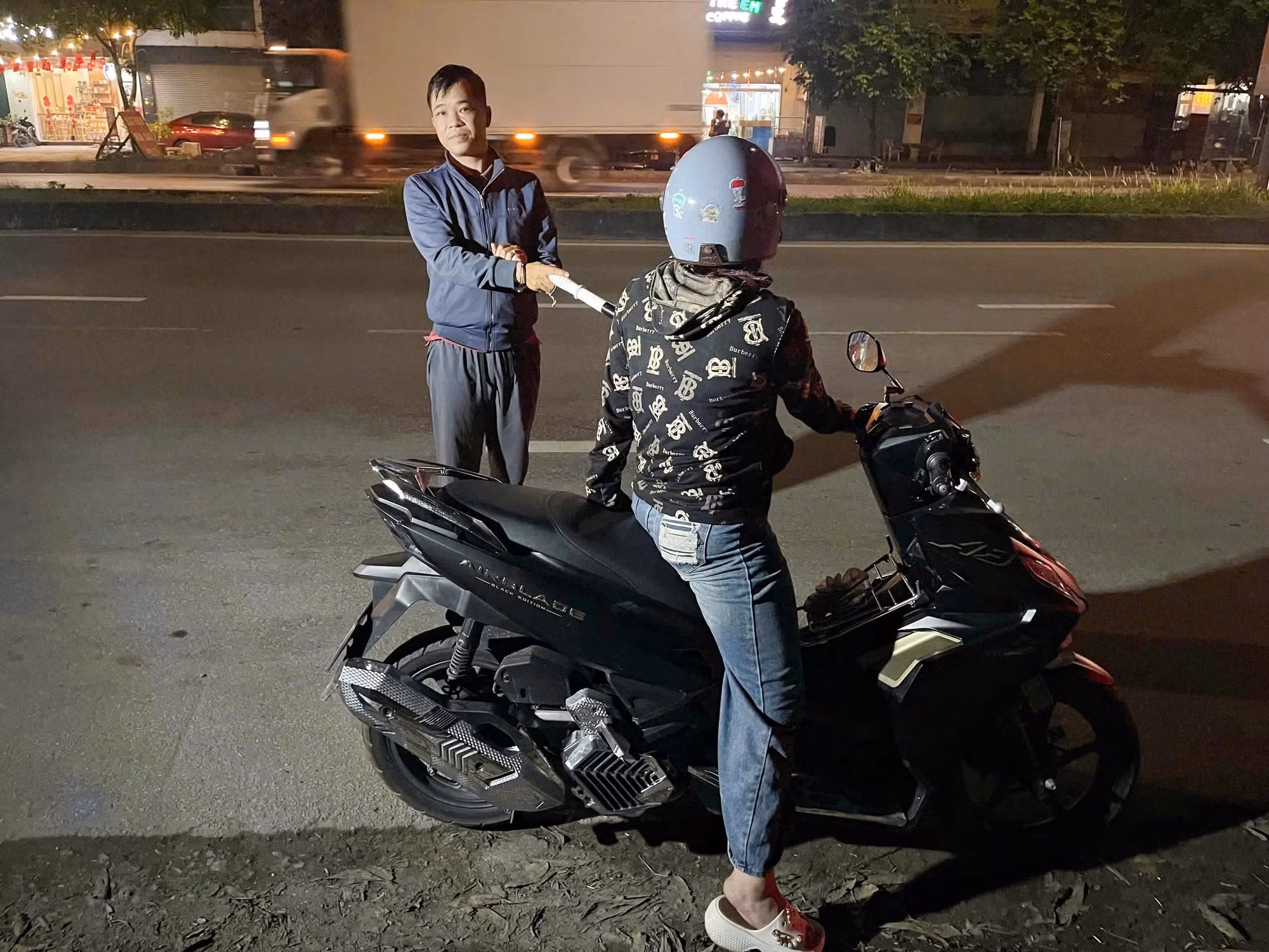 &nbsp;Khởi tố đối tượng giả danh lực lượng trật tự đô thị để cưỡng đoạt tài sản -0