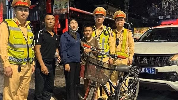 Cảnh sát giao thông hỗ trợ bé trai đi lạc hơn 150 km về nhà an toàn
