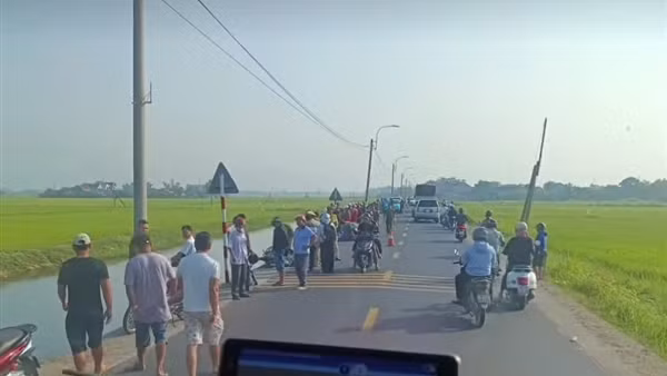 Va chạm giữa taxi với xe máy trên quốc lộ, hai người thương vong
