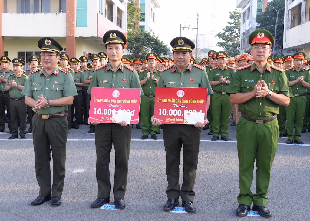 bản sao thiếu tướng lâm phước nguyên, giám đốc công an tỉnh trao thưởng đột xuất của ubnd tỉnh cho 02 tập thể. ảnh trọng tín.jpeg -0