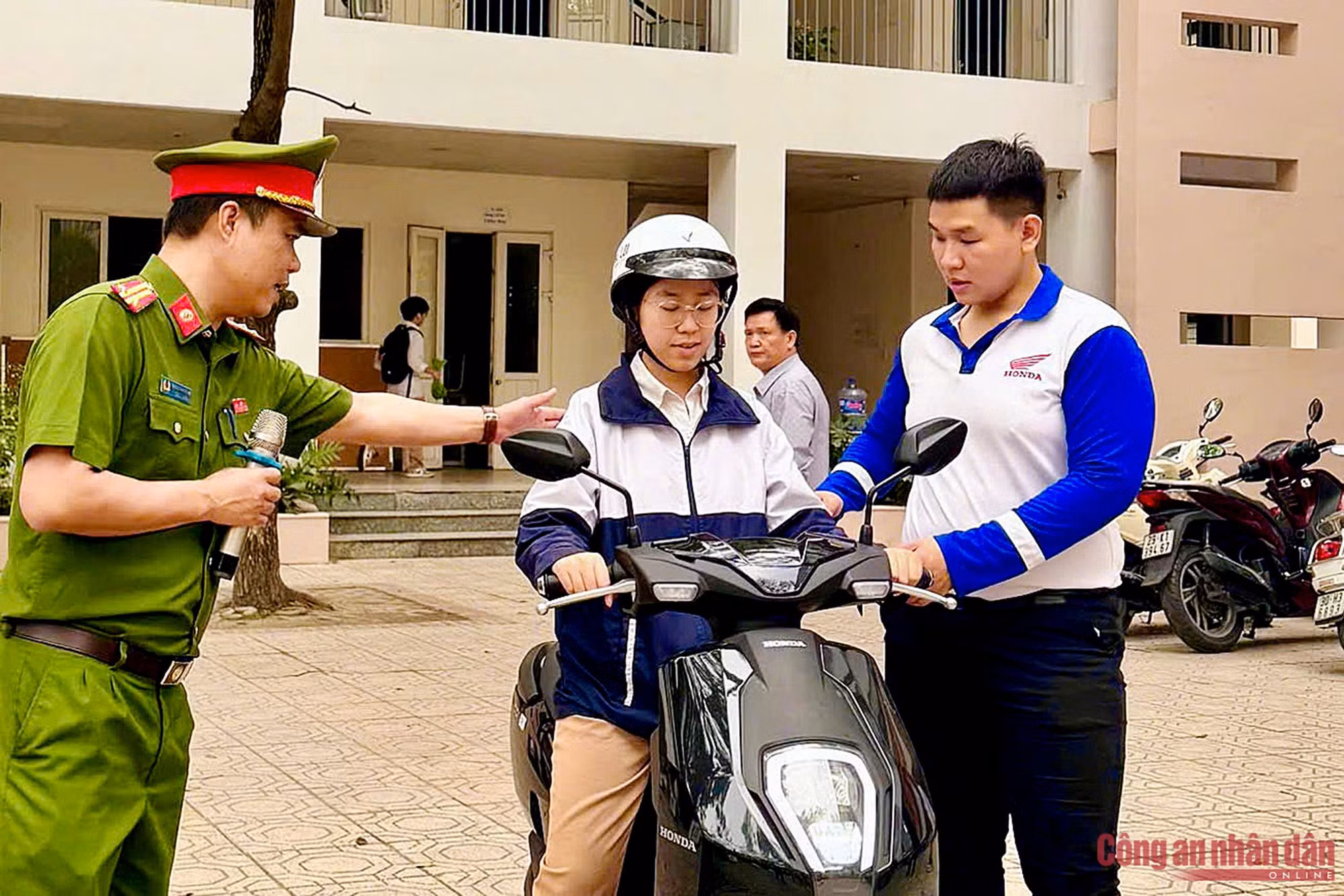 Công an Hà Nội tổ chức "tiết học an toàn giao thông" cho học sinh Thủ đô ảnh 3 2275990248033820460 (1).jpg -0