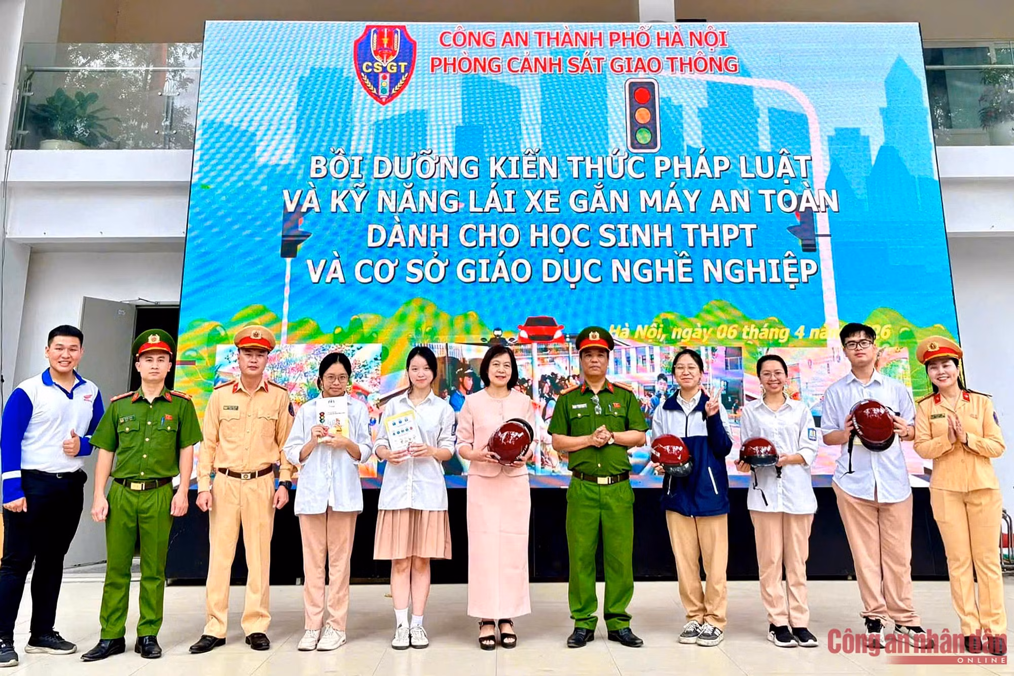 Công an Hà Nội tổ chức "tiết học an toàn giao thông" cho học sinh Thủ đô ảnh 1 2275990248033820460.jpg -0