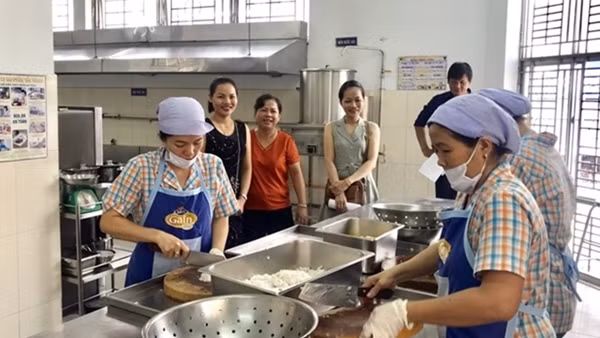 Bịt lỗ hổng nào để "chặn" thực phẩm bẩn vào trường học?