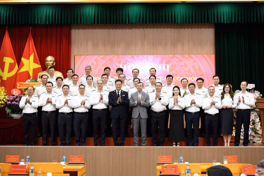 Trao Nghị quyết của Quốc hội về bầu Tổng Kiểm toán nhà nước đối với đồng chí Nguyễn Hữu Nghĩa -1