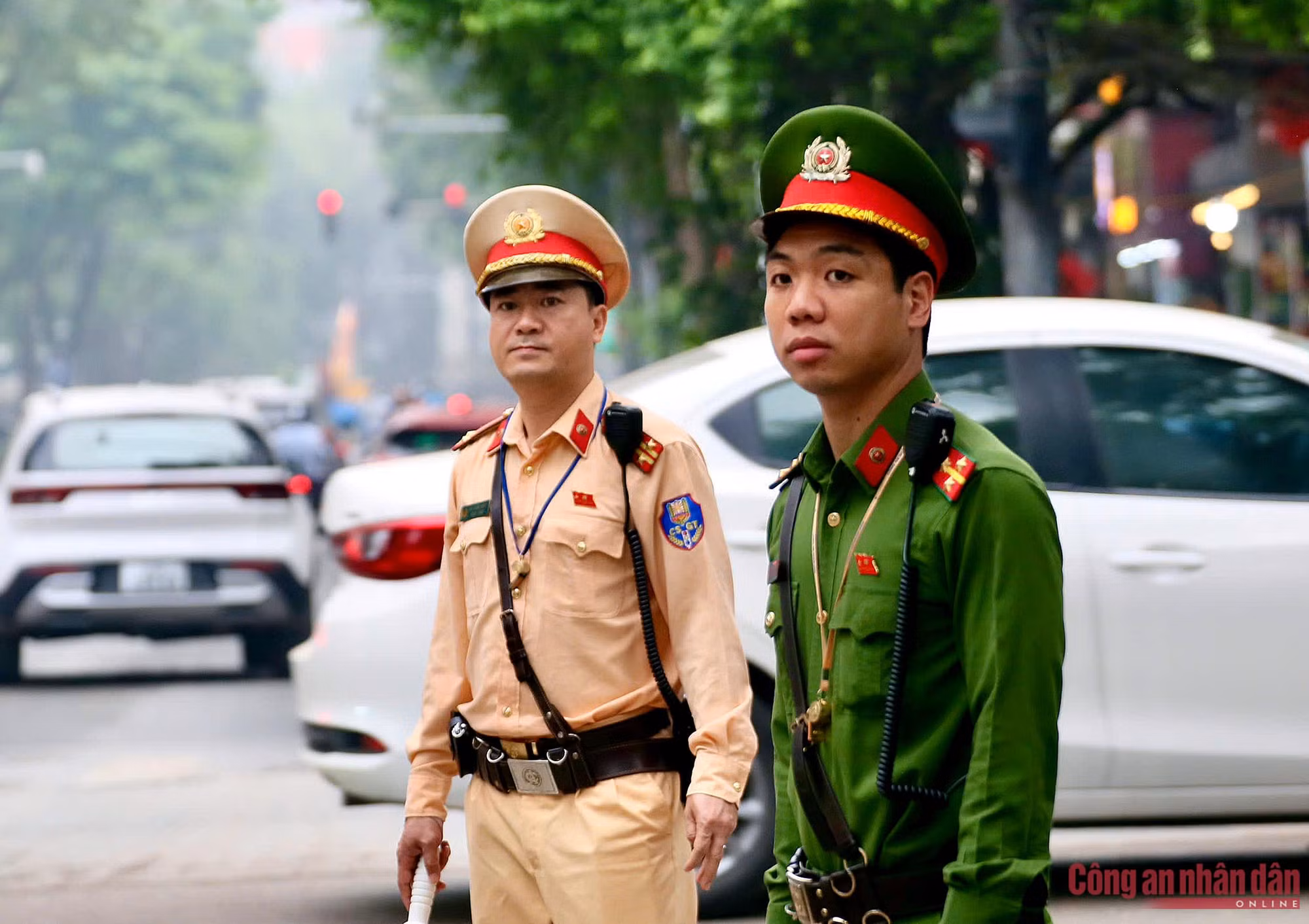 Cận cảnh CSGT Hà Nội kiểm tra, xử lý phụ huynh dừng, đỗ xe tuỳ tiện khi đưa đón con tới trường ảnh 1 a.jpg -0