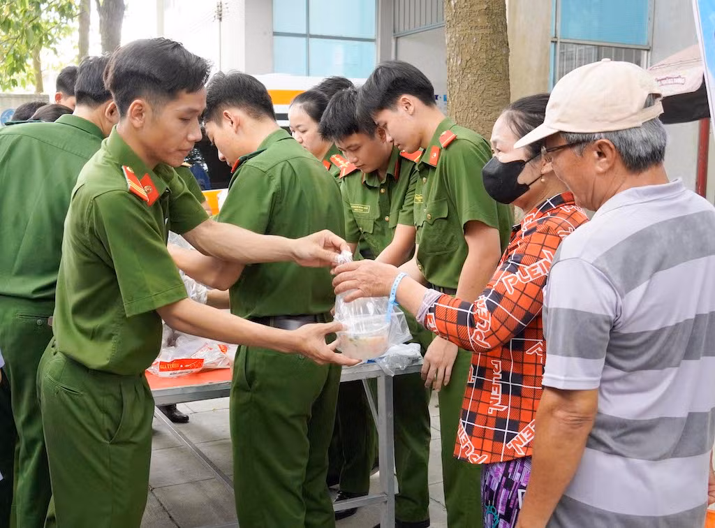 Lan tỏa phong trào thi đua “Ba nhất”: Phát huy sức trẻ Công an Vĩnh Long vì nhân dân phục vụ -0