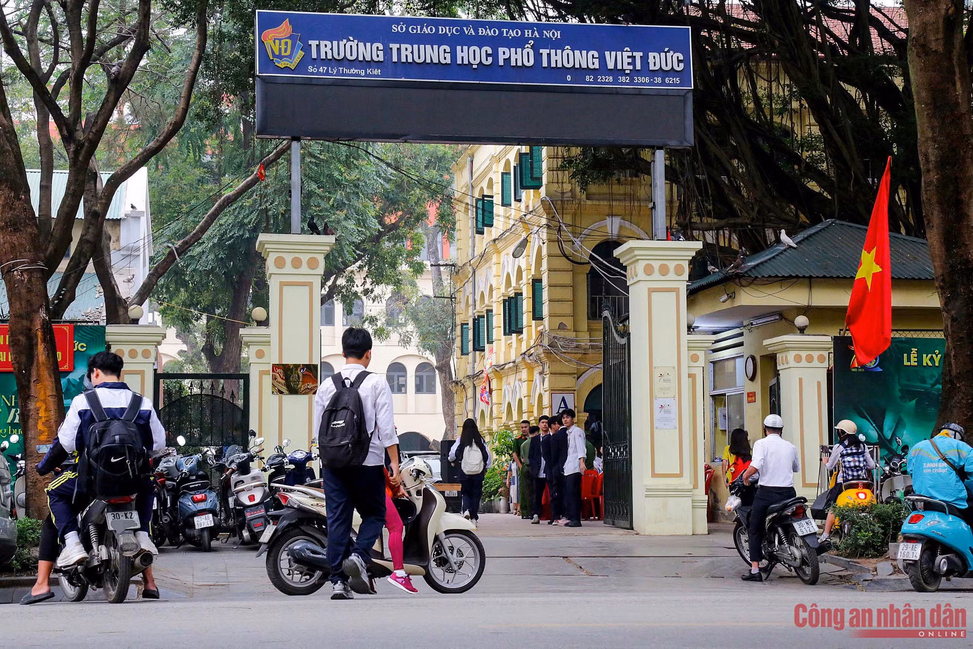 Cận cảnh CSGT Hà Nội kiểm tra, xử lý phụ huynh dừng, đỗ xe tuỳ tiện khi đưa đón con tới trường ảnh 3 2a386a949ac11b9f42d0.jpg -1