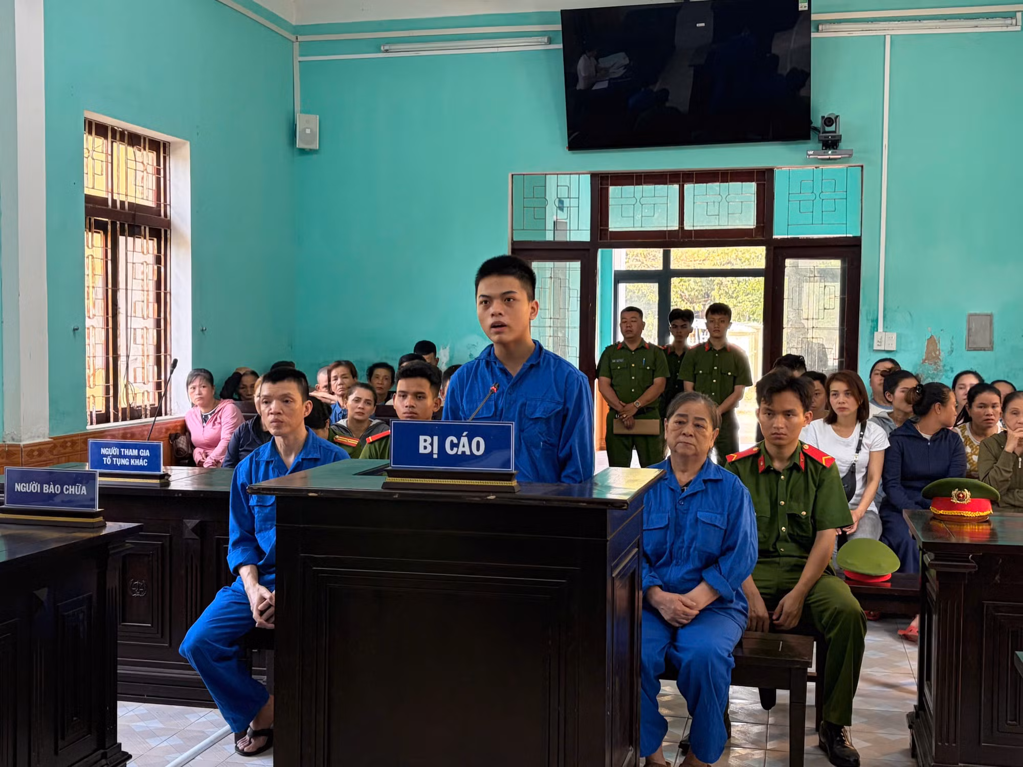 Bán ma túy; bà ngoại, con gái và cháu dưới 18 tuổi cùng hầu tòa -0