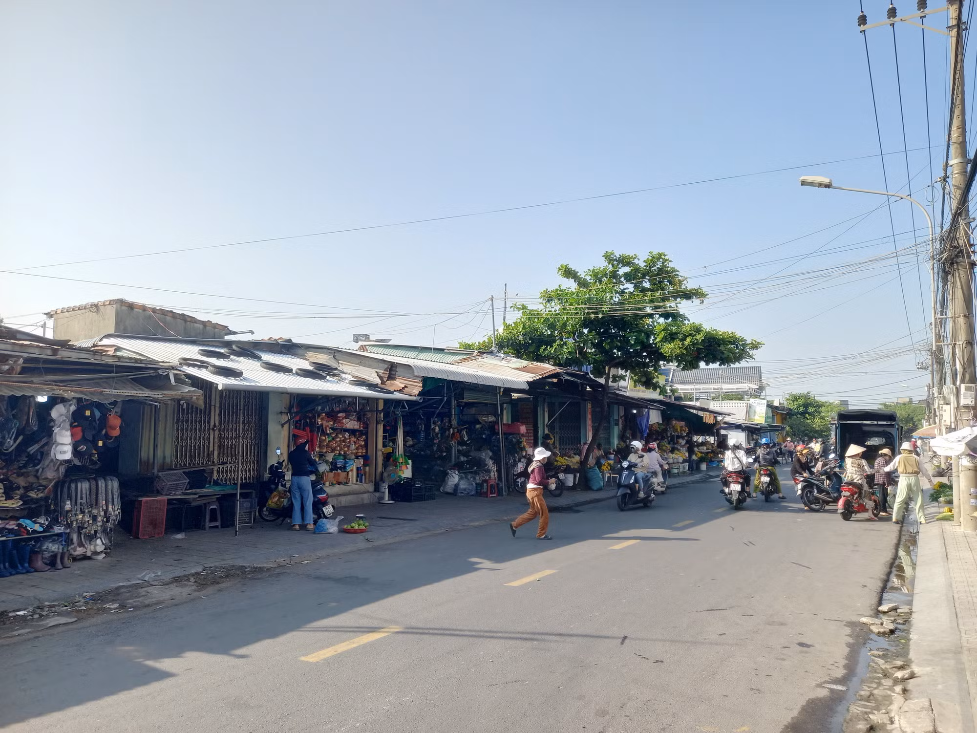 Tiểu thương chợ Hầm Nước ở Đắk Lắk bức xúc phí mặt bằng, chính quyền địa phương nói gì ? -0