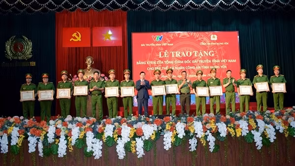 Khen thưởng các tập thể, cá nhân triệt phá vụ án “Xôi Lạc TV”