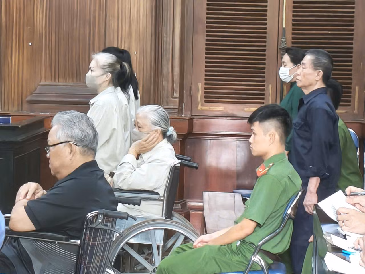 Em trai và cháu gái “đại gia” Hứa Thị Phấn ra tòa -0