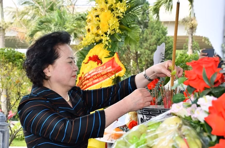 Phó thủ tướng Phạm Thị Thanh Trà dâng hương tri ân các Anh hùng liệt sĩ tại tỉnh Quảng Trị -0