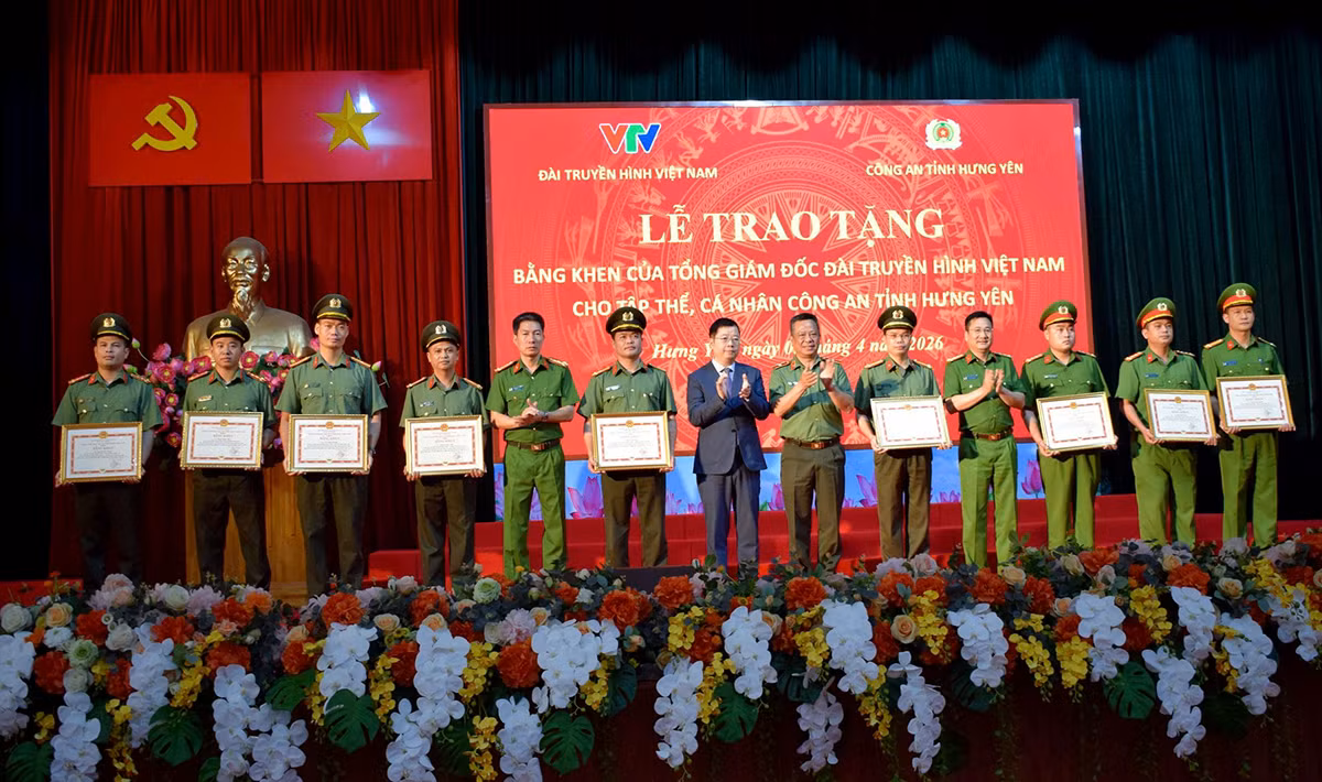 Khen thưởng các tập thể, cá nhân triệt phá vụ án “Xôi Lạc TV” -0