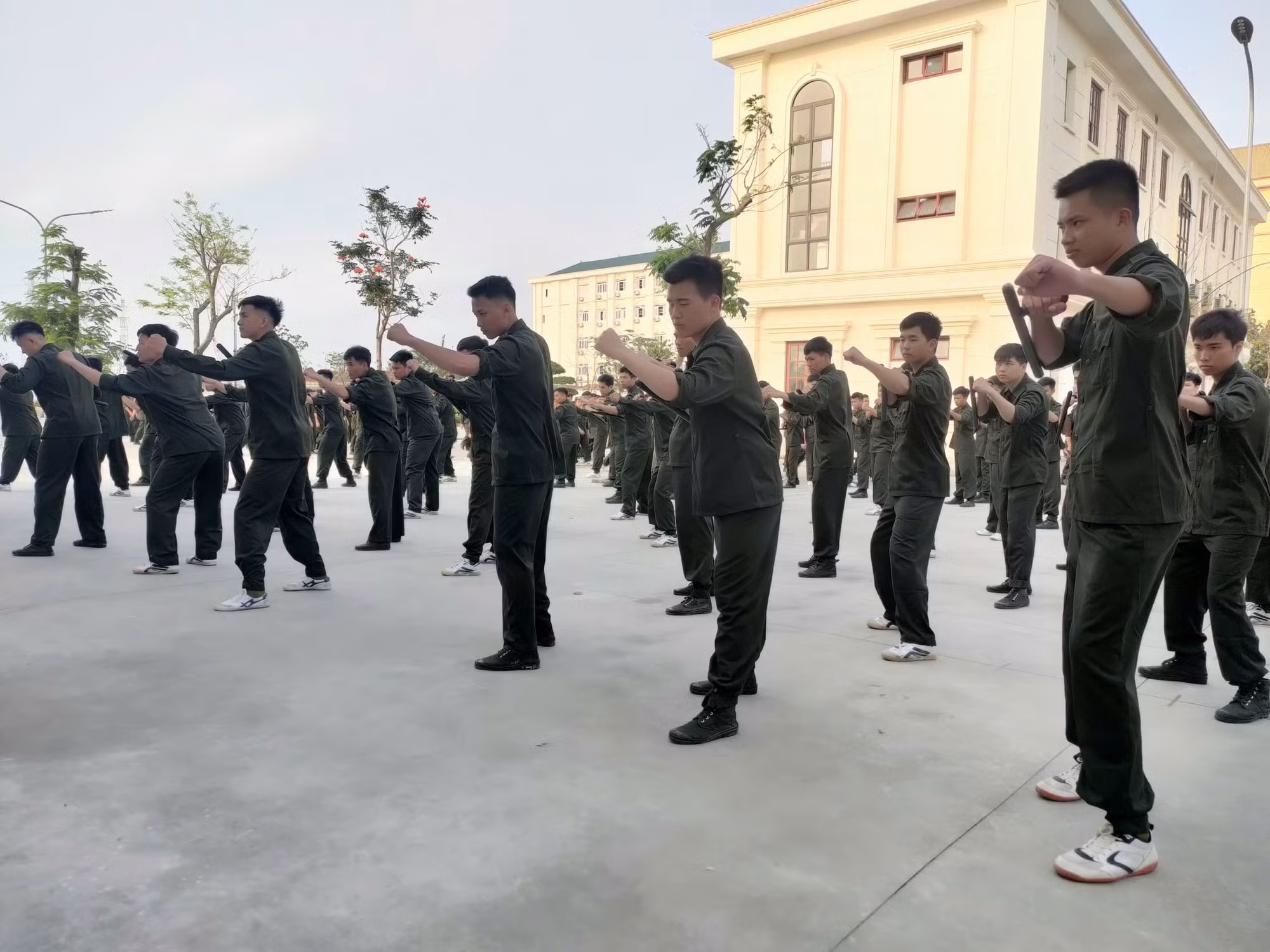 Nàng mưa thao trường rèn chiến sĩ -0