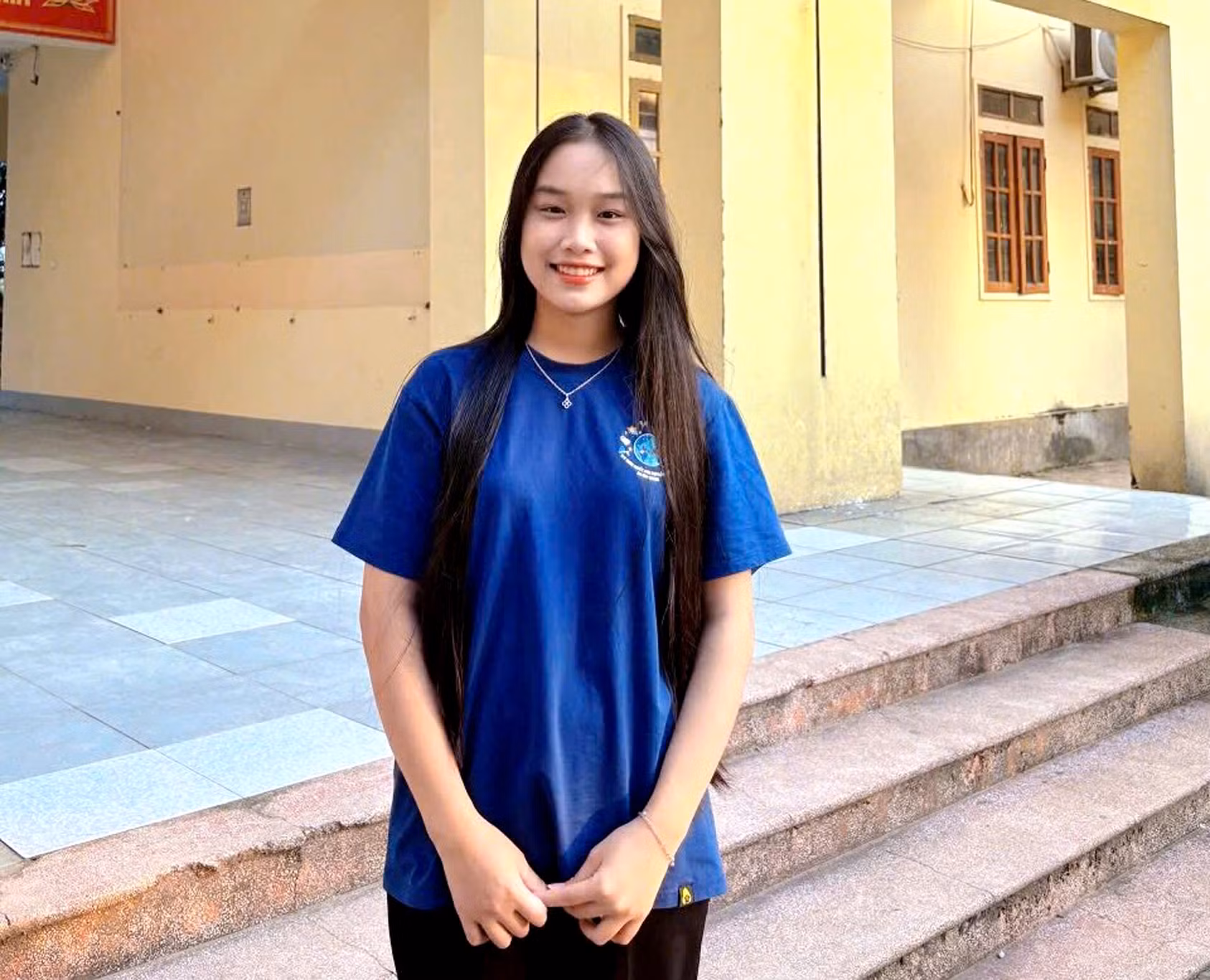 Giấc mơ khoác lên mình màu áo Công an nhân dân của nữ sinh nghèo trường Chuyên -0