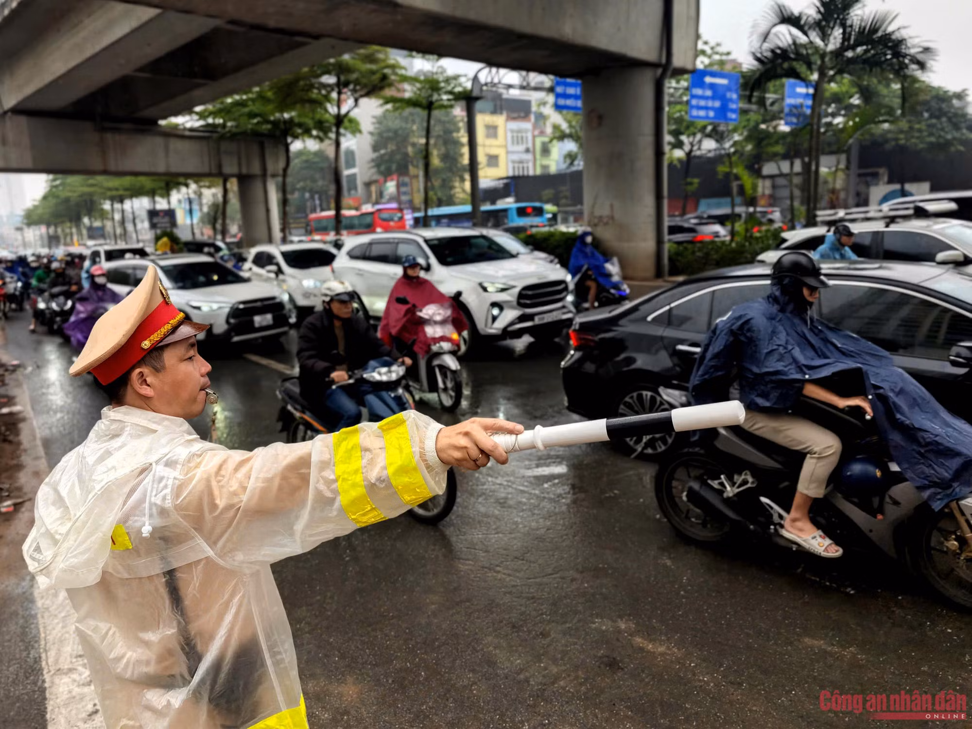 Áp lực giao thông từ công trình chống ngập, lực lượng Công an chủ động đảm bảo TTATGT ảnh 3 a3.jpg -0