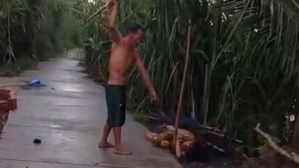Chồng cầm chổi đánh vợ không nương tay trên bờ kênh