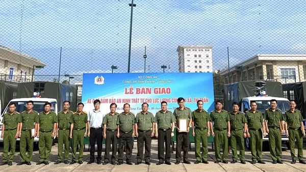 Bà Rịa-Vũng Tàu bàn giao xe ô tô chuyên dụng cho công an cơ sở