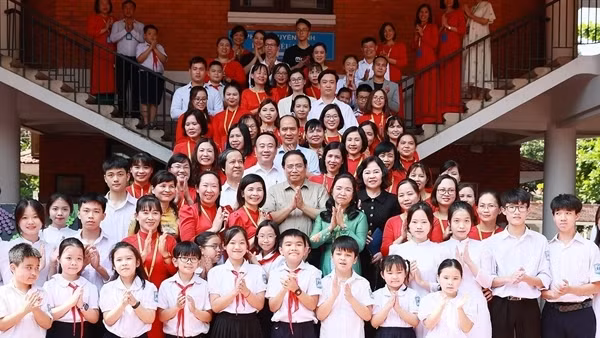 Thủ tướng Phạm Minh Chính thăm trẻ em có hoàn cảnh đặc biệt khó khăn