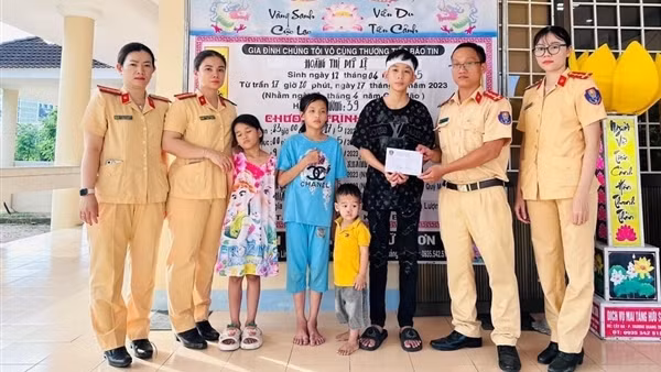 Sẻ chia với 4 con thơ của người mẹ qua đời vì tai nạn giao thông