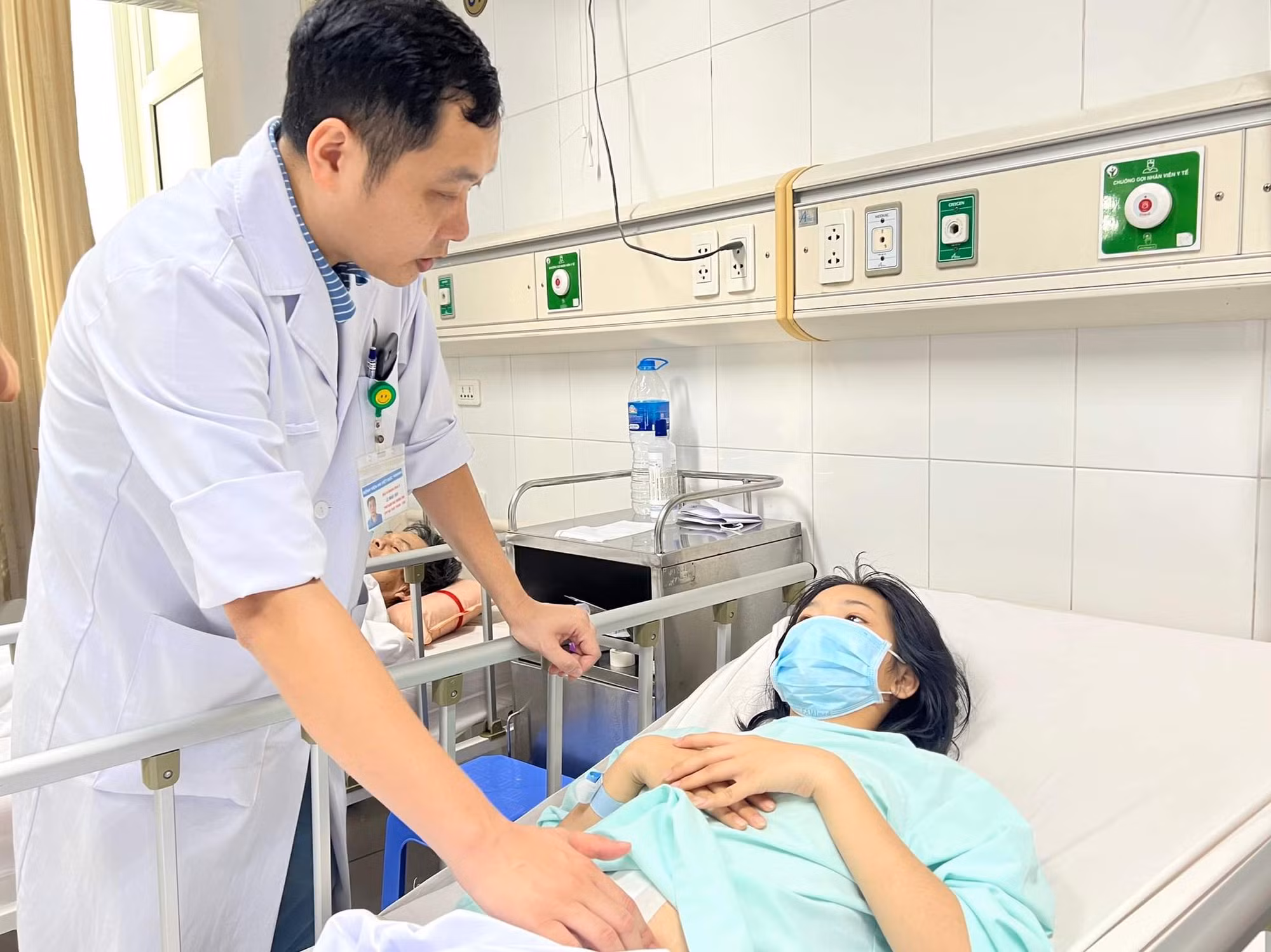 Học sinh lớp 11 thủng ruột, nhiễm trùng ổ bụng nặng vì nuốt tăm -0