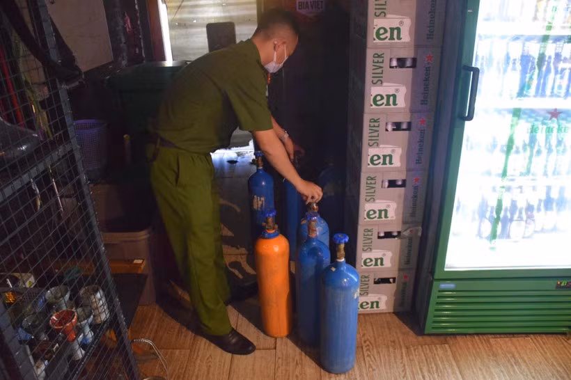 Bắt 6 nhân viên bán ma túy cho khách tại phố tây Bùi Viện -0