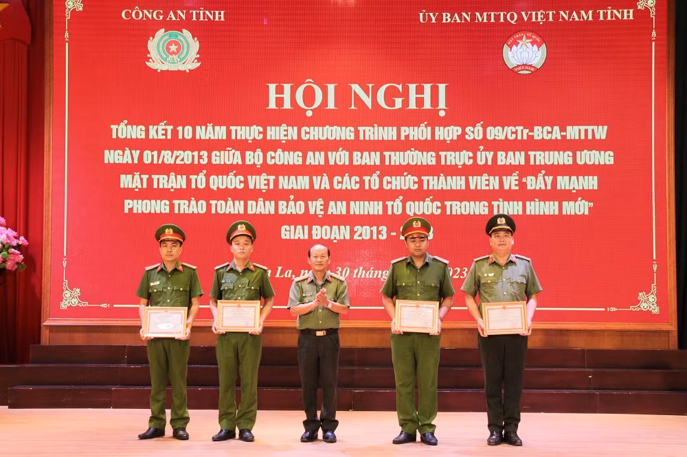 Công an Sơn La duy trì củng cố 17.429 nhóm liên gia tự quản -0