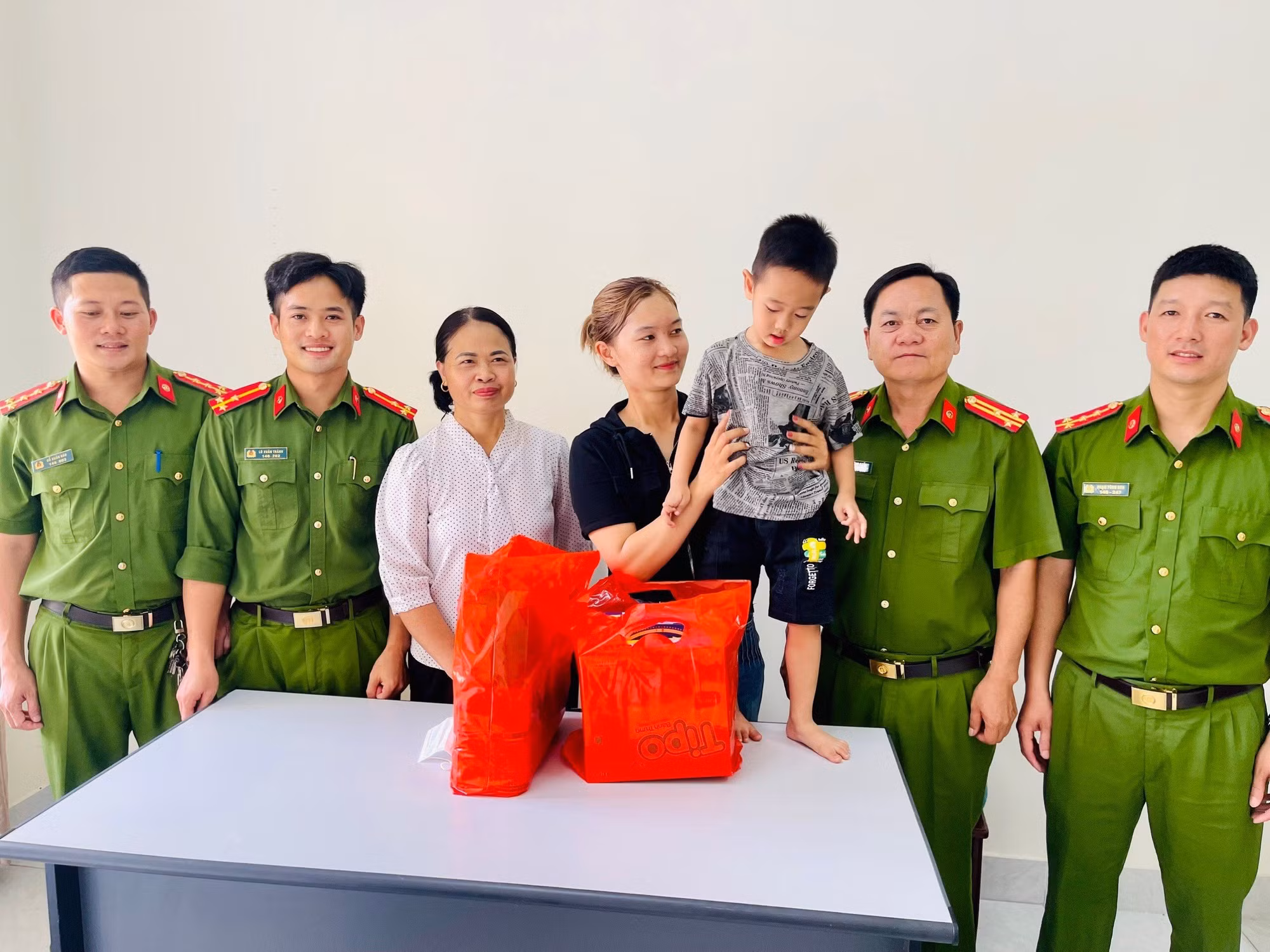 gia đình cháu lê bảo long đến cám ơn đại úy phạm tùng sơn và thượng úy lò xuân thành cùng công an huyện than uyên.jpg -0