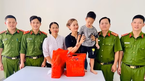 Trên đường làm nhiệm vụ, hai cán bộ Công an cứu sống cháu bé bị đuối nước