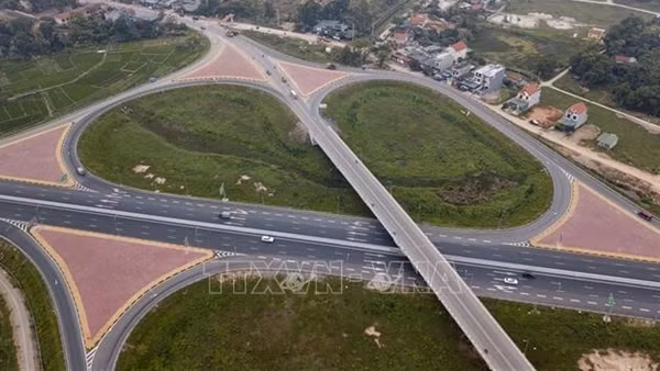 Khẩn trương nghiên cứu, đề xuất phương án đầu tư xây dựng cao tốc qua 2 tỉnh, thành phố
