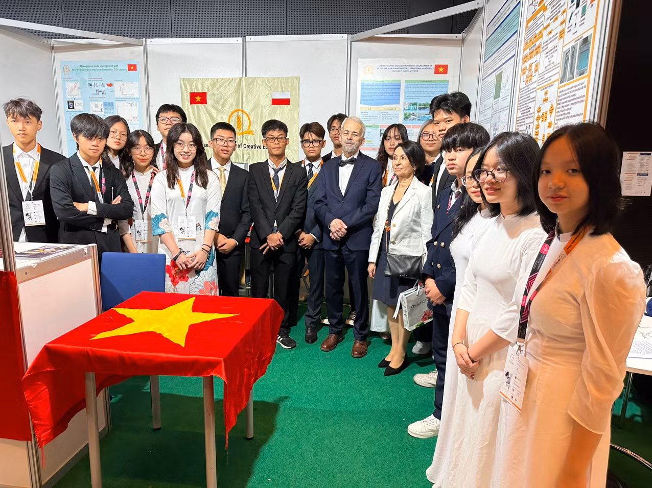 Đoàn học sinh Việt Nam đạt thành tích cao tại cuộc thi Khoa học kỹ thuật phát minh sáng chế quốc tế INTARG -0