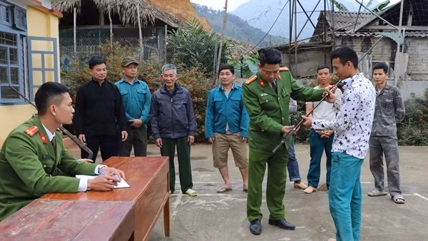 Công an xã làm tốt công tác thu hồi vũ khí, vật liệu nổ