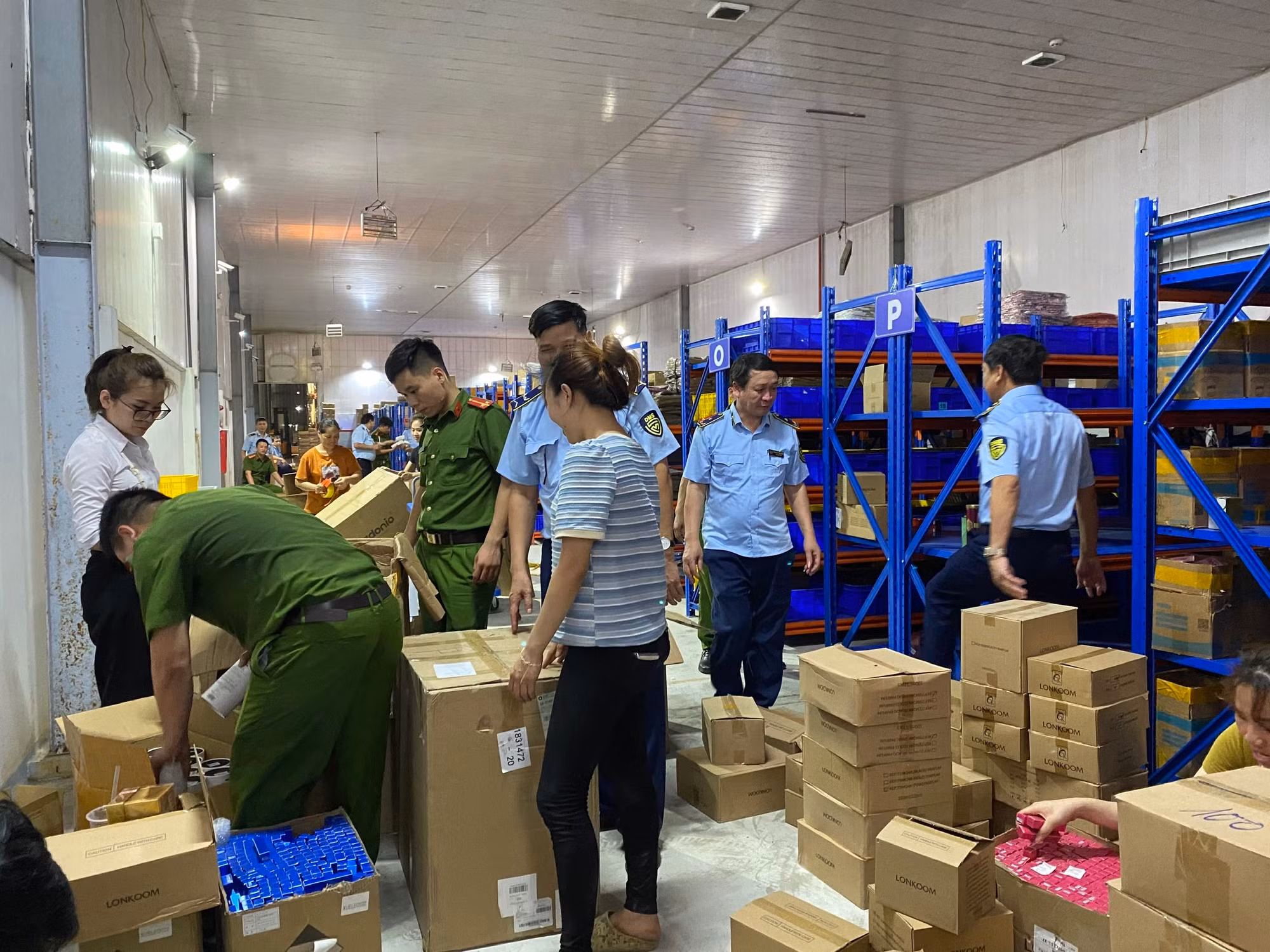 Phát hiện hàng nghìn điện thoại, máy tính bảng, đồng hồ thông minh nghi nhập lậu -0