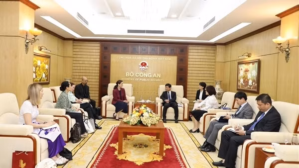 Đại diện Bộ Công an tiếp Đại sứ Phụ nữ, Hòa bình và An ninh Canada