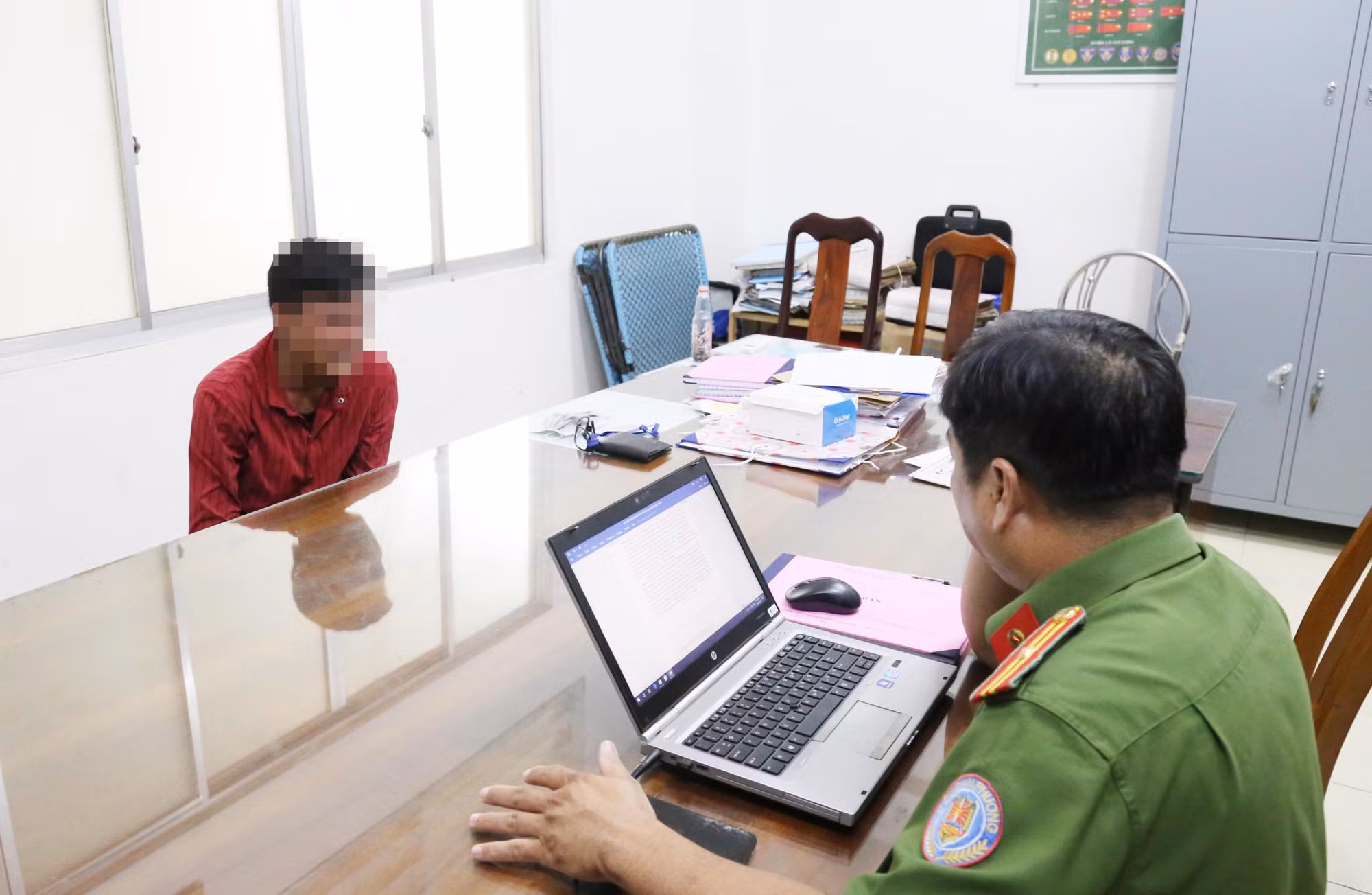 Bắt quả tang đối tượng phun sơn quảng cáo cho trang web cờ bạc -0