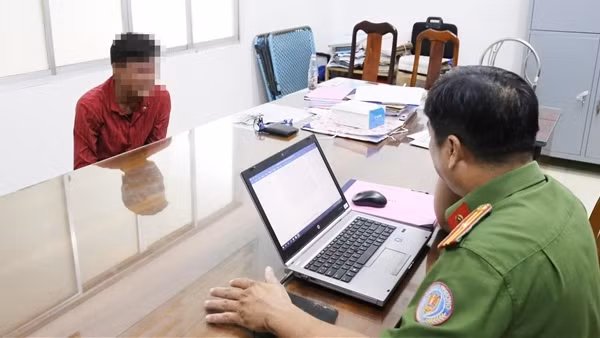 Bắt quả tang đối tượng phun sơn quảng cáo cho trang web cờ bạc