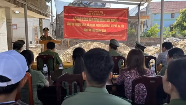 Cụm thi đua số 5 - Bộ Công an trao tặng kinh phí xây dựng nhà tình nghĩa
