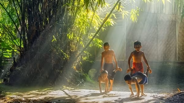 Miền Bắc ngày nắng gián đoạn, có mưa rào và giông bất chợt
