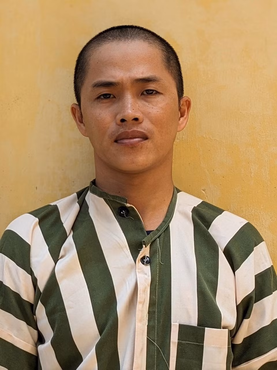 Mượn điện thoại xài còn quay lại tống tiền bằng ảnh “nóng” -0
