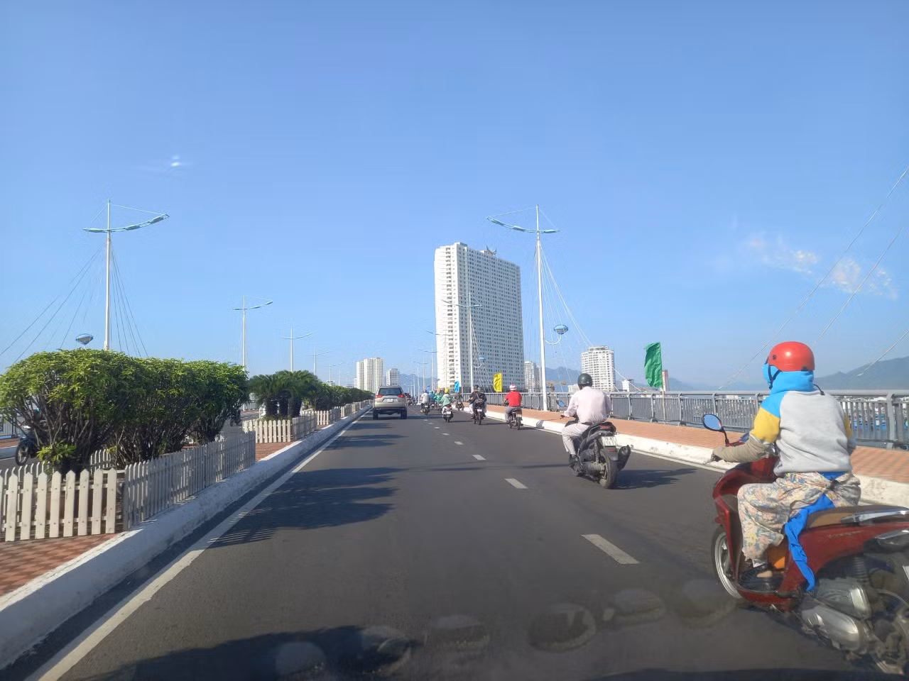 Ô tô tông chết nữ công nhân đang thu dọn vệ sinh trên cầu rồi tẩu thoát -0