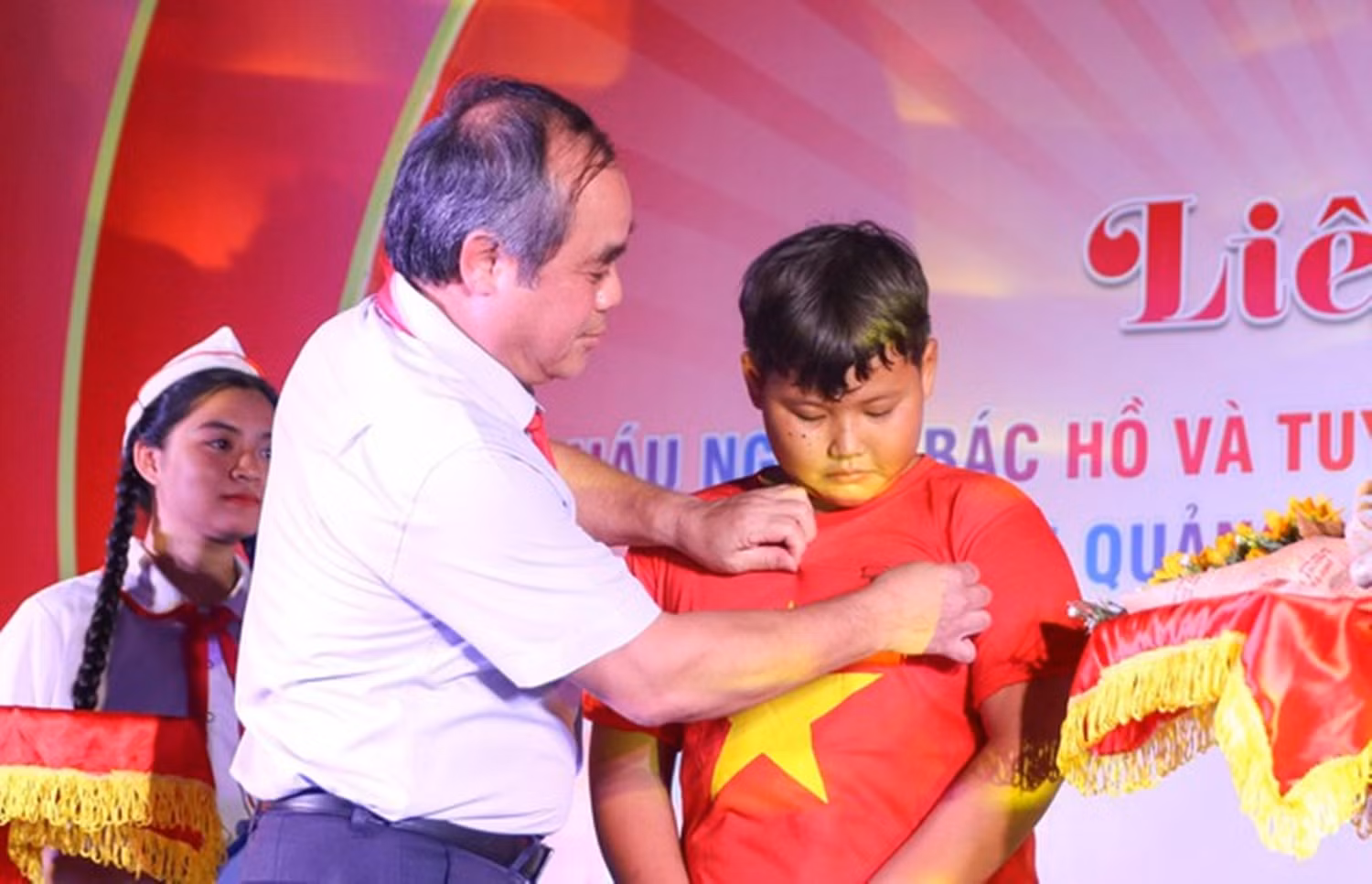 Trao huy hiệu 