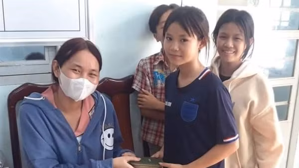 Ba thiếu niên nghèo không tham của rơi