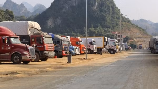Xe hàng chờ xuất khẩu qua cửa khẩu Quốc tế Hữu Nghị tăng đột biến