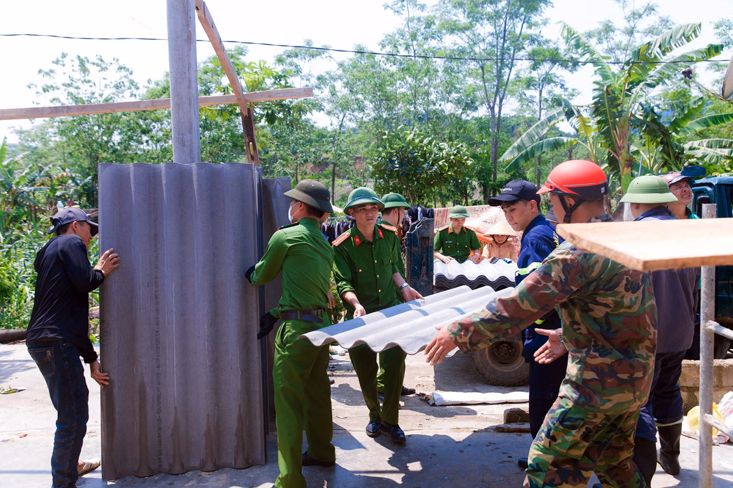 Công an Hương Sơn giúp dân khắc phục thiệt hại do lốc xoáy gây ra -2