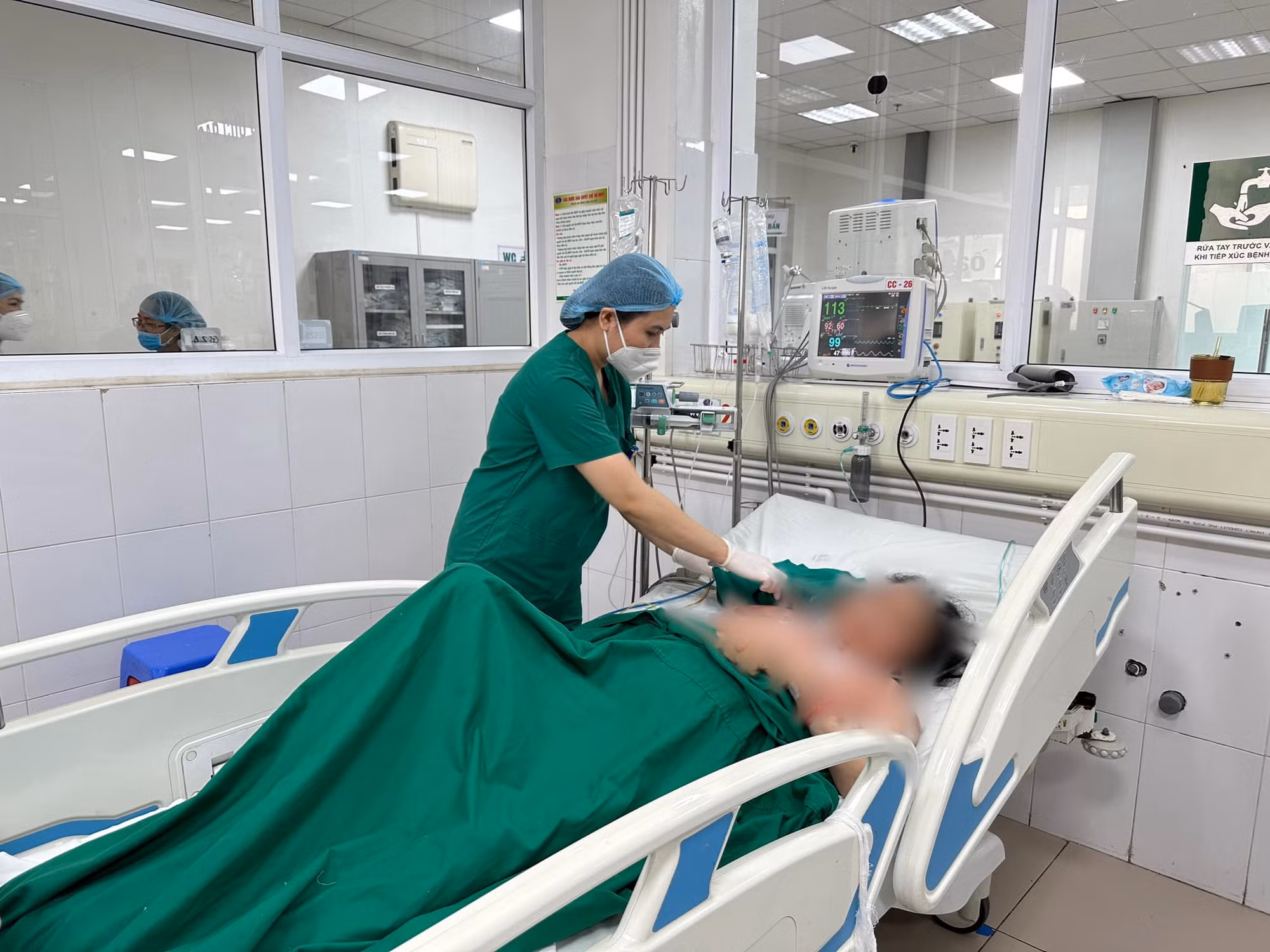 Nguy kịch vì ngạch cá trê đâm vào tay -0