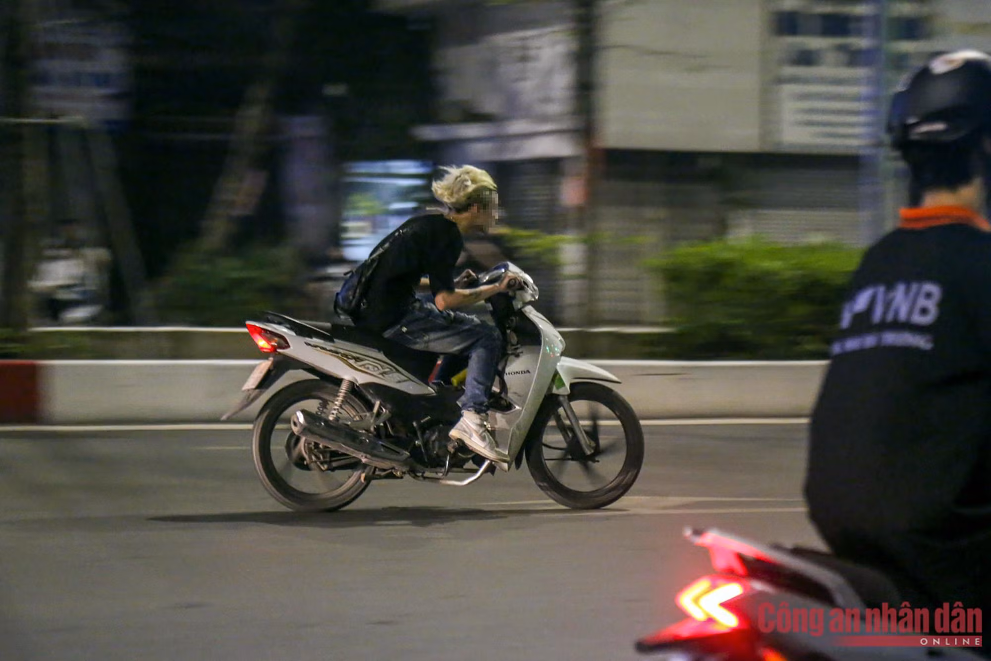 Cảnh sát trắng đêm truy quét 
