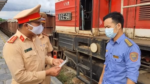 Những đề xuất về nhiệm vụ, quyền hạn của lực lượng CSGT trong giao thông đường sắt