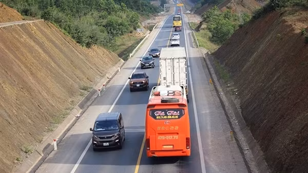 Áp lực “đè” lên quốc lộ 1A khi phân luồng lại giao thông cao tốc Cam Lộ - La Sơn