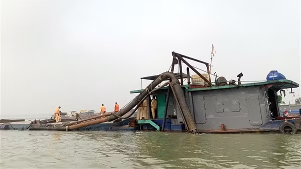 Cảnh sát đường thủy bắt tàu cát tặc vừa "ăn no hàng" trên sông Hồng